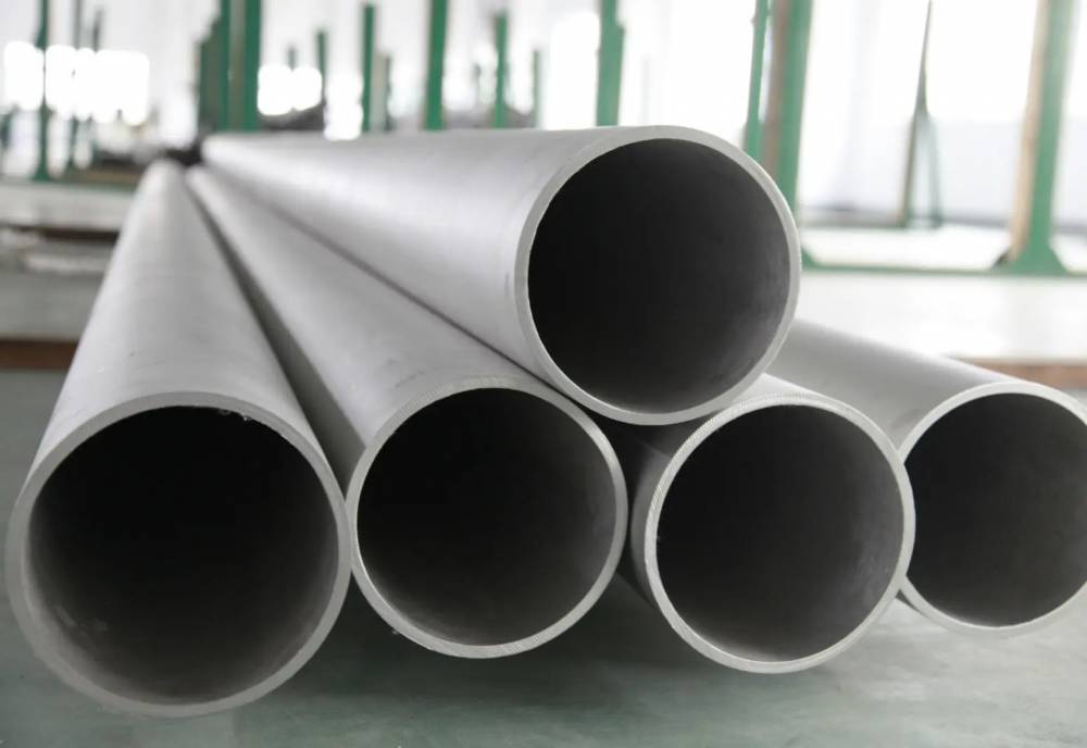 锈钢管一般含有18%左右的铬和8%左右的镍，而304不锈钢管还含有2%左右的锰和少量的碳